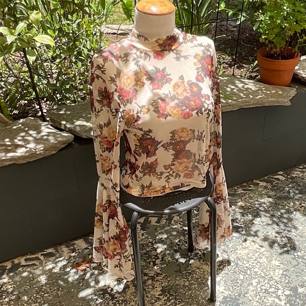 Mimi Chica cropped mesh top Floral Long bell sleeve